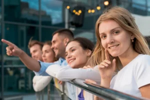 1. Neue Perspektiven für deine Zukunft Eine berufliche Umschulung in Duisburg ist oft mehr als nur ein neuer Start – sie ist ein Zeichen von Mut, Offenheit und der Bereitschaft, das eigene Leben aktiv zu gestalten. Gerade in Duisburg, wo Tradition und Zukunft eng miteinander verwoben sind, erkennen immer mehr Menschen die Chancen, die eine Neuorientierung mit sich bringt. Der Wandel der Arbeitswelt führt dazu, dass alte Berufsbilder verschwinden, während gleichzeitig neue entstehen. Eine Umschulung bietet die Möglichkeit, sich gezielt auf diese Veränderungen einzustellen und Kompetenzen zu erwerben, die langfristig gefragt bleiben. Viele Teilnehmende beginnen ihre Umschulung mit Unsicherheit, finden aber schnell Freude daran, Neues zu lernen und sich in unbekannten Themenfeldern auszuprobieren. Duisburg bietet dafür ein lebendiges Lernumfeld mit modernen Einrichtungen, engagierten Lehrkräften und praxisnahen Lernmethoden. Besonders wertvoll ist die Möglichkeit, durch Praktika oder betriebliche Phasen direkt in den Berufsalltag hineinzuschnuppern. So entsteht eine Verbindung zwischen Theorie und Praxis, die das Lernen greifbar und motivierend macht. Eine Umschulung eröffnet nicht nur neue berufliche Perspektiven, sondern oft auch persönliche: neue Kontakte, neues Selbstbewusstsein und das Gefühl, die eigene Zukunft selbst zu steuern. 2. Warum Duisburg der ideale Ort für eine Umschulung ist Duisburg ist eine Stadt, die den Wandel lebt. Aus einem industriellen Zentrum hat sich ein vielfältiger Bildungs- und Arbeitsstandort entwickelt. Diese Dynamik spiegelt sich auch in der Zahl und Qualität der Weiterbildungsmöglichkeiten wider. Wer in Duisburg eine Umschulung startet, profitiert von einer außergewöhnlich guten Verbindung zwischen Lernorten und Arbeitgebern. Viele lokale Unternehmen arbeiten direkt mit Bildungsträgern zusammen, sodass Teilnehmende schon während der Qualifizierung praktische Einblicke erhalten. Darüber hinaus überzeugt Duisburg mit seiner zentralen Lage im Ruhrgebiet. Die Stadt ist verkehrstechnisch optimal angebunden, wodurch auch Teilnehmende aus umliegenden Städten wie Oberhausen, Mülheim oder Essen leicht Zugang zu den Bildungsangeboten finden. Diese regionale Vernetzung erleichtert den beruflichen Einstieg nach der Umschulung erheblich. Was Duisburg außerdem besonders macht, ist die Offenheit gegenüber Quereinsteigern. Ob jemand nach einer längeren Pause, einer gesundheitlichen Veränderung oder einfach aus Interesse einen neuen Beruf erlernen möchte – die Stadt bietet Raum und Unterstützung. Bildung wird hier als gemeinsame Aufgabe verstanden, getragen von regionalen Initiativen, engagierten Ausbildern und einem Bewusstsein dafür, dass Lernen nie aufhört. So wird Duisburg zu einem Ort, an dem berufliche Veränderung selbstverständlich und Zukunft greifbar wird. 3. Mit Motivation zum Neustart – Bildung und Chancen im Ruhrgebiet Motivation ist der Schlüssel zu jeder erfolgreichen Veränderung. In Duisburg und im gesamten Ruhrgebiet ist diese Motivation spürbar – sie ist Teil der regionalen Identität. Menschen hier sind es gewohnt, Herausforderungen anzunehmen und Neues zu wagen. Genau diese Haltung ist es, die eine Umschulung zu einem erfüllenden Prozess macht. Bildungseinrichtungen in Duisburg fördern diese Motivation gezielt. Durch individuelle Betreuung, flexible Lernmodelle und praxisorientierte Lehrmethoden wird Lernen wieder zu einem positiven Erlebnis. Besonders Menschen, die lange Zeit in demselben Beruf gearbeitet haben, entdecken in einer Umschulung ihre Freude am Lernen neu. Der Austausch mit anderen Teilnehmenden, das Erreichen kleiner Etappenziele und das wachsende Selbstvertrauen sind zentrale Elemente dieses Prozesses. Darüber hinaus stärkt eine Umschulung nicht nur fachliche Kompetenzen, sondern auch persönliche Fähigkeiten: Kommunikation, Teamarbeit, Organisation und Eigenverantwortung. Diese Soft Skills sind in jedem Berufsfeld wertvoll und erhöhen die Chancen auf einen nachhaltigen Wiedereinstieg in den Arbeitsmarkt. Duisburg zeigt, dass Bildung keine Frage des Alters oder Hintergrunds ist, sondern eine Haltung – eine Bereitschaft, sich weiterzuentwickeln und offen für Neues zu bleiben. So wird Motivation zum Motor für Wandel, Erfolg und persönliche Zufriedenheit. 4. Wege in die Zukunft – So findest du die passende Umschulung Der erste Schritt zu einer erfolgreichen Umschulung ist die richtige Orientierung. In Duisburg gibt es zahlreiche Angebote, die dabei helfen, den passenden Weg zu finden. Beratungsstellen, Bildungsträger und Jobcenter unterstützen Interessierte dabei, ihre Stärken und Interessen zu analysieren. Dabei spielt es keine Rolle, ob jemand praktische Fähigkeiten, organisatorisches Talent oder soziale Kompetenzen mitbringt – für nahezu jedes Profil gibt es passende Umschulungsmöglichkeiten. Ein wichtiger Aspekt ist, dass viele Programme in Duisburg praxisorientiert aufgebaut sind. Sie kombinieren theoretisches Wissen mit konkreten Erfahrungen im Betrieb. Dadurch können Teilnehmende schon während der Umschulung wertvolle Kontakte zu potenziellen Arbeitgebern knüpfen. Diese Nähe zur Praxis sorgt nicht nur für Motivation, sondern erleichtert auch den Übergang in den neuen Beruf. Zudem werden in Duisburg zunehmend flexible Lernformen angeboten: Online-Unterricht, hybride Modelle oder Teilzeit-Umschulungen machen es möglich, Lernen besser mit dem Alltag zu vereinbaren. So können auch Menschen mit Familie oder anderen Verpflichtungen ihren beruflichen Neustart planen. Die Stadt versteht Weiterbildung als integrativen Prozess, der jedem offensteht. Wer den Mut hat, den ersten Schritt zu gehen, findet hier ein Umfeld, das Veränderung unterstützt – mit Offenheit, Struktur und echter Perspektive. 5. Karriere, Wandel und Weiterbildung – Dein Weg zur beruflichen Zufriedenheit Karriere bedeutet heute mehr als Aufstieg – sie steht für persönliche Entwicklung, Sinn und Zufriedenheit. Eine Umschulung in Duisburg kann genau diesen Weg ebnen. Sie bietet die Möglichkeit, sich beruflich neu zu positionieren und Tätigkeiten zu finden, die den eigenen Fähigkeiten und Interessen entsprechen. Besonders in einer sich wandelnden Arbeitswelt, in der digitale, soziale und ökologische Kompetenzen immer wichtiger werden, gewinnt Weiterbildung zunehmend an Bedeutung. Duisburg unterstützt diesen Wandel durch ein vielfältiges Netzwerk aus Bildungsträgern, Unternehmen und öffentlichen Einrichtungen. Menschen, die hier eine Umschulung absolvieren, erleben nicht nur fachliche Qualifizierung, sondern auch persönliche Weiterentwicklung. Viele entdecken neue Stärken, bauen Selbstvertrauen auf und erkennen, wie erfüllend es sein kann, in einem Berufsfeld zu arbeiten, das Sinn stiftet. Darüber hinaus stärkt die Teilnahme an einer Umschulung soziale Kompetenzen wie Empathie, Kommunikation und Zusammenarbeit – Fähigkeiten, die in modernen Arbeitsumgebungen unverzichtbar sind. Duisburg bietet mit seiner offenen Lernkultur den idealen Rahmen dafür. Hier werden Menschen ermutigt, aktiv an ihrer Zukunft zu arbeiten, Verantwortung zu übernehmen und Chancen zu nutzen. So entsteht berufliche Zufriedenheit nicht zufällig, sondern als Ergebnis von Mut, Bildung und Engagement. Wer in Duisburg lernt, lernt nicht nur für einen Beruf, sondern für das Leben. Jede Umschulung wird zu einem Schritt in Richtung Selbstverwirklichung – ein Weg, der zeigt, dass Veränderung nicht Angst machen muss, sondern Wachstum bedeutet.
