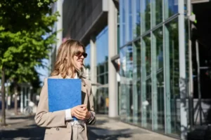 Umschulung in Duisburg ist längst mehr als nur ein Industriestandort – die Stadt steht heute für Wandel, Aufbruch und Zukunft. Zwischen Rhein, Ruhr und internationaler Wirtschaftskraft entwickelt sich Duisburg zunehmend zu einem bedeutenden Bildungszentrum in Nordrhein-Westfalen. Menschen, die einen beruflichen Neuanfang wagen oder ihre Kompetenzen erweitern möchten, finden hier die idealen Voraussetzungen: praxisorientierte Weiterbildung, starke regionale Netzwerke und reale Chancen auf dem Arbeitsmarkt. Bildung wird hier nicht als Pflicht verstanden, sondern als Schlüssel zu persönlicher und beruflicher Entwicklung. In einer Zeit, in der Berufsbilder sich verändern und neue Anforderungen entstehen, bietet Duisburg genau das, was viele suchen: Orientierung, Perspektive und Struktur. Wer sich weiterbildet oder umschulen möchte, profitiert von einem Umfeld, das Lernen fördert, individuelle Wege eröffnet und echten Fortschritt ermöglicht. 1. Eine Stadt im Wandel – Raum für neue Chancen Duisburg hat in den letzten Jahren einen beeindruckenden Strukturwandel vollzogen. Wo früher Stahl und Kohle dominierten, entstehen heute moderne Bildungs- und Wirtschaftslandschaften. Die Stadt ist Teil der Metropolregion Ruhr, einer der größten Ballungsräume Europas, und bietet ein dichtes Netzwerk aus Bildungseinrichtungen, Unternehmen und Institutionen. Diese einzigartige Kombination schafft ein Umfeld, das Menschen aktiv bei ihrem beruflichen Neuanfang unterstützt. Besonders für Quereinsteiger:innen, Arbeitssuchende und Menschen in beruflicher Neuorientierung ist Duisburg ein attraktiver Standort. Hier treffen traditionelle Industriezweige auf innovative Technologien, Digitalisierung auf Handwerk, Logistik auf internationale Kommunikation. Wer bereit ist, Neues zu lernen und alte Wege zu verlassen, findet hier die passende Plattform, um beruflich neu durchzustarten. Auch die geographische Lage spielt eine entscheidende Rolle: Duisburg liegt zentral im Herzen Europas, verkehrstechnisch hervorragend angebunden und mit direktem Zugang zu internationalen Märkten. Dadurch entstehen vielfältige Jobmöglichkeiten – in regionalen Betrieben ebenso wie bei global agierenden Unternehmen. 2. Weiterbildung als Schlüssel zum Erfolg Umschulung In Duisburg ist Weiterbildung weit mehr als ein Trend – sie ist ein zentraler Bestandteil einer modernen Arbeitswelt. Zahlreiche Bildungsträger bieten hochwertige Umschulungen, Fortbildungen und IHK-zertifizierte Abschlüsse an, die praxisnah auf die Anforderungen des heutigen Arbeitsmarkts abgestimmt sind. Ob kaufmännisch, technisch oder sprachlich orientiert – das Angebot ist breit gefächert und auf unterschiedliche Zielgruppen zugeschnitten. Wer sich weiterbildet, investiert in sich selbst. Neben fachlichen Kenntnissen werden auch Soft Skills, Kommunikationsfähigkeit und interkulturelles Verständnis vermittelt – Fähigkeiten, die in einer globalisierten Arbeitswelt zunehmend gefragt sind. Besonders gefragt sind Umschulungen, die Theorie und Praxis kombinieren und durch digitale Lernformate ergänzt werden. So können Teilnehmende ortsunabhängig, flexibel und individuell lernen – ganz im Sinne moderner Bildungsstrukturen. Darüber hinaus wird Umschulung in Duisburg auf Qualität geachtet: Viele Anbieter sind AZAV-zertifiziert, was bedeutet, dass ihre Maßnahmen den hohen Anforderungen der Agentur für Arbeit entsprechen. Teilnehmer:innen können sich also darauf verlassen, dass ihre Weiterbildung nicht nur anerkannt, sondern auch nachhaltig wirksam ist. 3. Unterstützung und Förderung leicht gemacht Ein entscheidender Vorteil des Bildungsstandorts Duisburg ist die gute Vernetzung zwischen Bildungsträgern, Jobcentern, der Agentur für Arbeit und der IHK. Wer eine Umschulung oder Weiterbildung plant, erhält kompetente Beratung und gezielte Unterstützung – von der Wahl der passenden Maßnahme bis zur finanziellen Förderung. Ein besonders attraktives Instrument ist der Bildungsgutschein, der eine 100 % Förderung ermöglicht. Damit können viele Teilnehmer:innen ihre berufliche Weiterbildung absolvieren, ohne selbst finanzielle Mittel aufbringen zu müssen. Diese Fördermöglichkeiten richten sich an Arbeitssuchende, Berufsrückkehrer:innen, Menschen in Kurzarbeit oder solche, die sich neu orientieren möchten. Neben finanzieller Hilfe spielt auch persönliche Begleitung eine Rolle. Viele Bildungseinrichtungen in Duisburg legen Wert auf individuelle Betreuung, Coaching und praxisnahe Unterstützung. Das bedeutet: Niemand steht mit seiner Entscheidung für einen Neuanfang allein da. Schritt für Schritt werden Teilnehmende begleitet – vom ersten Beratungsgespräch bis zum erfolgreichen Abschluss und Einstieg in den neuen Beruf. 4. Wirtschaftliche Stärke trifft Bildungskompetenz Duisburg gehört zu den wichtigsten Wirtschaftsstandorten Deutschlands – und das aus gutem Grund. Der größte Binnenhafen Europas macht die Stadt zu einem internationalen Logistikzentrum. Gleichzeitig haben zahlreiche Industrie-, Handels- und Dienstleistungsunternehmen ihren Sitz in der Region. Diese wirtschaftliche Vielfalt bietet hervorragende Perspektiven für Absolvent:innen von Umschulungen und Weiterbildungen. Wer in Duisburg lernt, lernt mitten im Geschehen. Viele Bildungsträger pflegen enge Kontakte zu regionalen Unternehmen, was den Einstieg ins Berufsleben deutlich erleichtert. Praktika, Projektarbeiten und praxisnahe Übungen sorgen dafür, dass Teilnehmende nicht nur theoretisch, sondern auch praktisch bestens vorbereitet sind. Zudem wächst der Bedarf an qualifizierten Fachkräften in nahezu allen Bereichen – von Technik und Produktion über Verwaltung bis zu internationalen Kommunikationsaufgaben. Wer über aktuelle Kenntnisse, Sprachkompetenz und Motivation verfügt, hat in Duisburg beste Chancen, beruflich Fuß zu fassen. Die Stadt ist somit nicht nur Lernort, sondern Sprungbrett für eine erfolgreiche Karriere. 5. Zukunft gestalten – mit Bildung und Motivation Ein beruflicher Neuanfang beginnt mit einer Entscheidung: etwas zu verändern. Umschulung in Duisburg bietet dafür die passenden Rahmenbedingungen – modern, offen und zukunftsorientiert. Wer eine Umschulung oder Weiterbildung in dieser Stadt startet, entscheidet sich für einen Weg, der Perspektiven schafft. Das Lernen findet hier in einer inspirierenden Umgebung statt – mit modernen Lehrmethoden, digitalen Tools, erfahrenen Dozent:innen und praxisnaher Umsetzung. Viele Programme kombinieren Live-Unterricht, Gruppenarbeit, E-Learning und individuelle Förderung. Das sorgt nicht nur für Abwechslung, sondern auch für nachhaltige Lernerfolge. Bildung in Duisburg bedeutet, Türen zu öffnen – zu neuen Berufen, zu neuen Chancen, zu einem selbstbestimmten Leben. Ob man den ersten Schritt in eine neue Karriere wagt, seine Sprachkenntnisse verbessert oder eine technische Qualifikation anstrebt: Duisburg bietet den Raum, die Unterstützung und die Motivation, um diese Ziele zu erreichen. Wer heute in seine Bildung investiert, gestaltet morgen seine Zukunft. Duisburg ist dabei mehr als nur ein Ort – es ist ein Partner auf dem Weg zu einem beruflichen Neuanfang.
