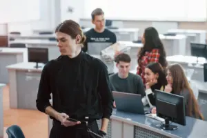 Welche IT-Berufe sind 2026 gefragt? Überblick zu Chancen, Bereichen und Möglichkeiten einer Umschulung in Duisburg im IT-Sektor.