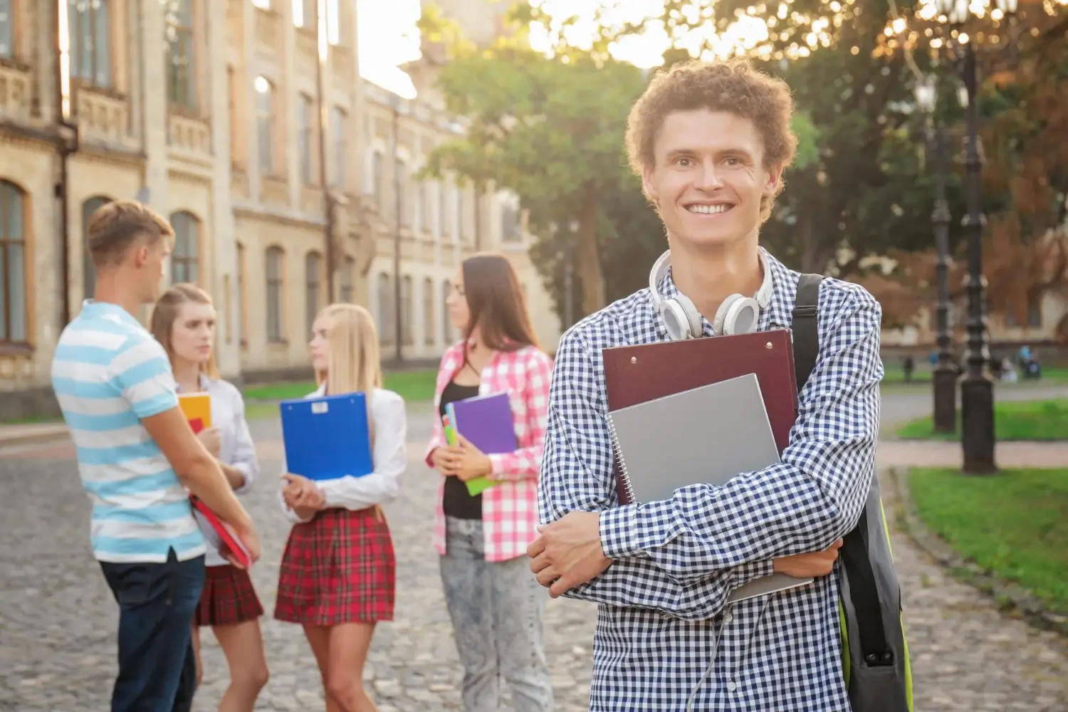 Umschulung in Duisburg oder Ausbildung? Erfahren Sie Unterschiede, Chancen und welche Option in Duisburg besser zu Ihrer beruflichen Situation passt.