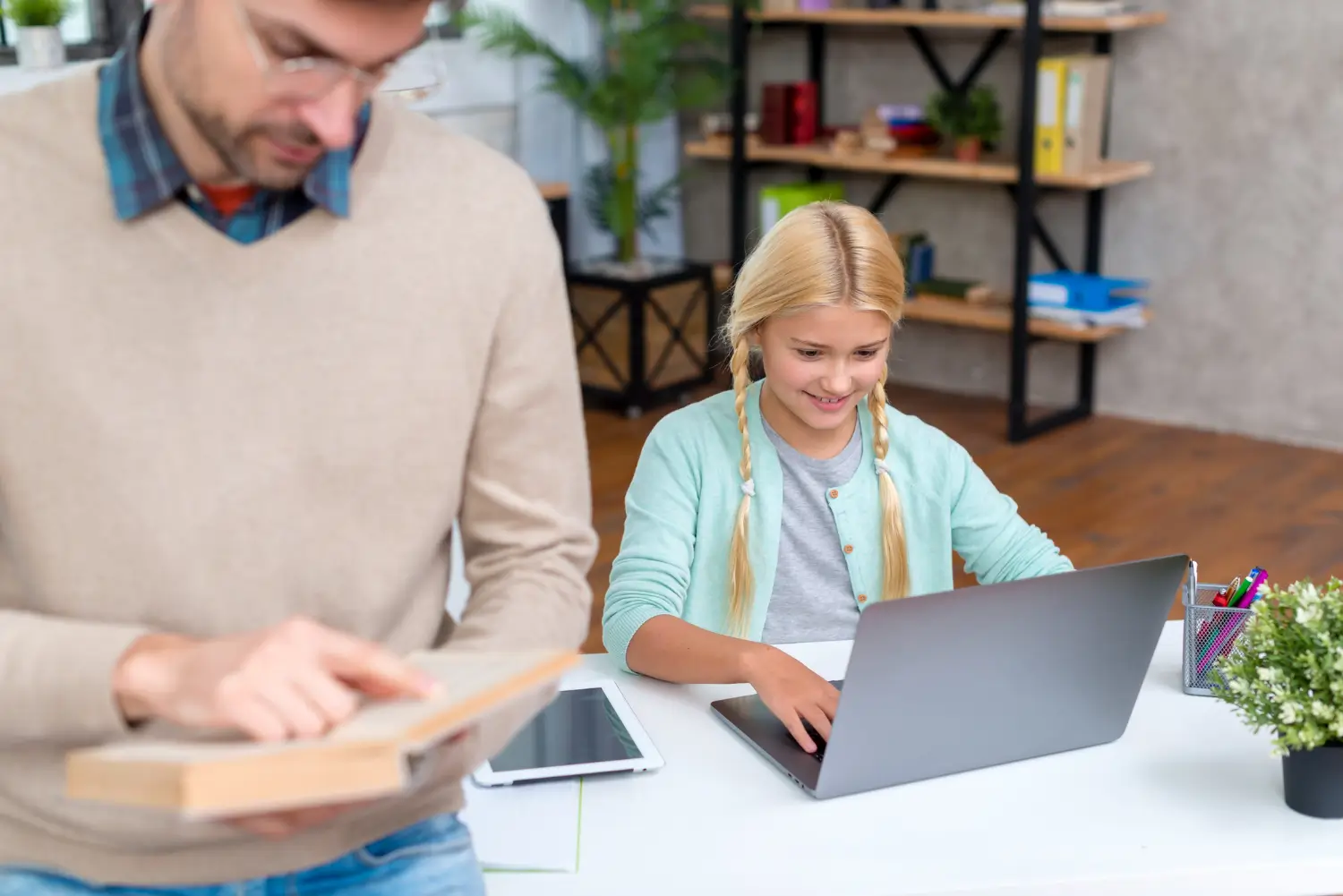 Online oder Präsenz? Erfahren Sie, welches Umschulung in Duisburg besser passt und welche Faktoren bei der Entscheidung wichtig sind.