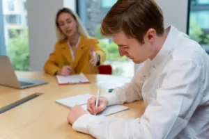 So gelingt die Umschulung in Duisburg: Bewerbung, Einstieg und Praktikum richtig vorbereiten und erfolgreich in den neuen Beruf starten.